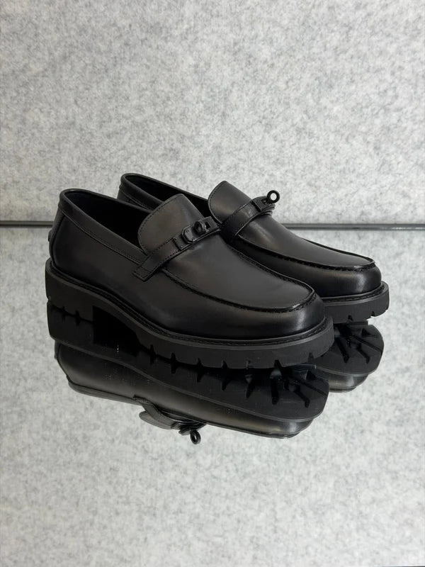 Hermès Icone loafer in black calfskin leather featuring a Kelly buckle and a light notched sole.