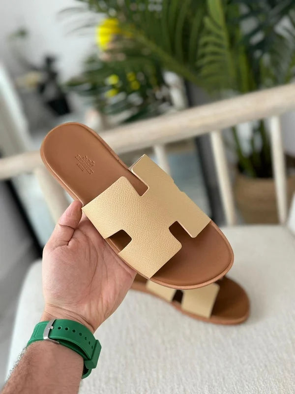 Hermès Izmir men's sandal in beige leather.